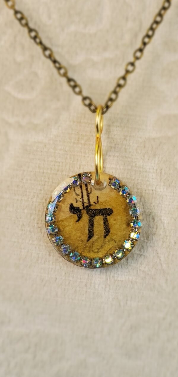 Circle חי (life) Pendant